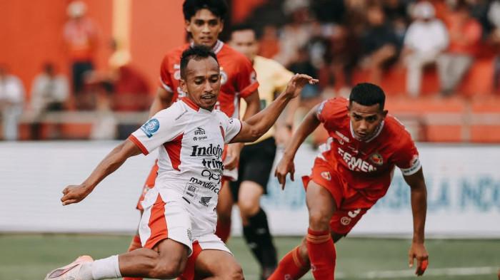 BERDUEL - Aksi winger Bali United, Irfan Jaya (kiri) berduel melawan pemain Semen Padang pada pertandingan pekan ketujuh Super League di Stadion Haji Agus Salim, pada Jumat (26/9/2025) sore WIB.