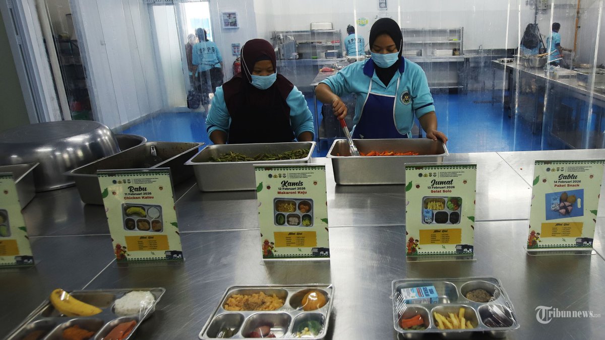 DAPUR SPPG PALMERAH - Petugas menyiapkan makanan untuk program Makan Bergizi Gratis (MBG) di SPPG Palmerah, Jakarta, Jumat (13/2/2026). Dapur SPPG yang dibangun di atas lahan seluas 900 meter persegi dengan luas bangunan 400 meter persegi tersebut memiliki berbagai fasilitas seperti filter air, hydro reverse osmosis untuk pemurnian air, food tray streamer electric sehingga mampu melayani hingga 2.987 penerima manfaat yang diharapkan menjadi contoh pengelolaan layanan gizi yang tujuan utamanya meningkatkan status gizi anak-anak dan meningkatkan kualitas hidup, serta mendukung pertumbuhan serta perkembangan anak. Tribunnews/Jeprima
