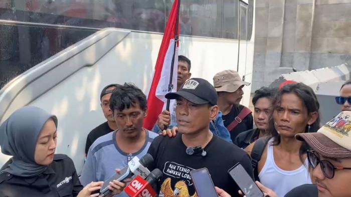 AKSI WARGA PATI - Aktivisi AMPB, Supriyono alias Botok, saat ditemui di depan Gerbang Utama Kompleks Parlemen, Senayan, Jakarta Pusat, Senin (24/8/2026).