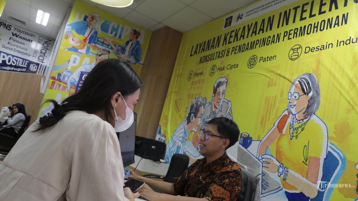 PELAYANAN PUBLIK - Petugas melayani warga mengurus dokumen perizinan di Mal Pelayanan Publik, Jakarta, Jumat (10/4/2026). Dinas Penanaman Modal dan Pelayanan Terpadu Satu Pintu (DPMPTSP) Provinsi DKI Jakarta memastikan pelayanan perizinan dan nonperizinan kepada masyarakat tetap berjalan normal di tengah penerapan kebijakan Work From Home (WFH) bagi Aparatur Sipil Negara (ASN). Seluruh layanan tetap dapat diakses baik secara langsung di unit pelayanan maupun melalui kanal digital yang tersedia. TRIBUNNEWS/IRWAN RISMAWAN