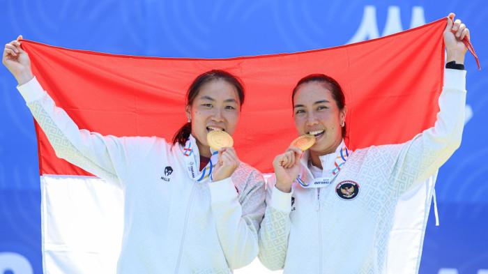 EMAS TENIS GANDA PUTRI - Cabor tenis kembali mempersembahkan medali emas dari nomor ganda putri di SEA Games 2025 Thailand. Aldila Sutjiadi/Janice Tjen berhasil menang atas petenis tuan rumah Patcharin Cheapchandej/Thasasporn Naklo dengan skor 6-2, 6-1 di National Tennis Development Center, Bangkok, Thailand pada Jumat (19/12/2025).