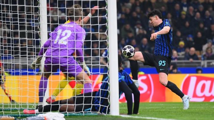 MENENDANG BOLA - Bek Inter Milan, Alessandro Bastoni mencetak gol ke gawang Bodo/Glimt pada leg kedua playoff 16 besar Liga Champions di San Siro, Rabu (26/2/2026). Inter kalah agregat 2-5 dari Bodo/Glimt.