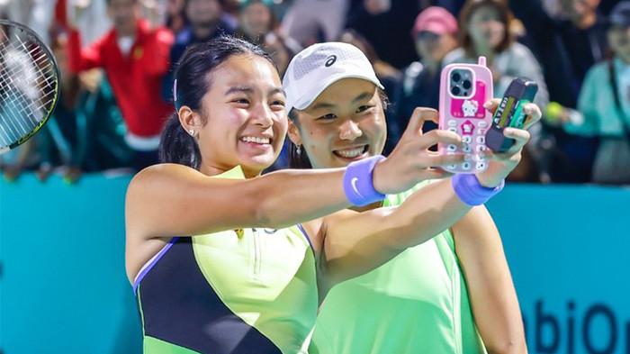 SWAFOTO - Petenis Indonesia, Janice Tjen (kanan) berfoto dengan parternya, Alexandra Eala dari Filipina setelah memastikan kemenangan untuk melaju ke perempat final WTA 500 Mubadala Abu Dhabi Open 2026, Selasa (3/2/2026).