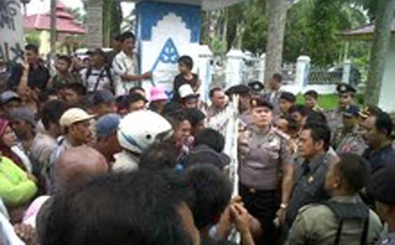 Jalan Rusak Warga Tiga Desa Demo