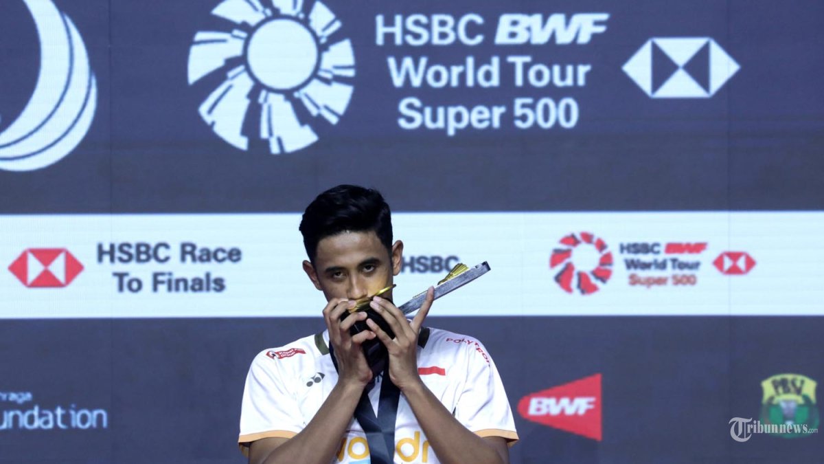 INDONESIA MASTERS 2026 -  Pebulu tangkis tunggal putra Indonesia Alwi Farhan mencium medali usai mengalahkan pebulu tangkis tunggal putra Tailan Panitchaphon Teeraratsakul pada babak final Daihatsu Indonesia Masters 2026 di Istora Senayan, Jakarta, Minggu (25/1/2026). Alwi Farhan berhasil menjuarai Indonesia Masters 2026 setelah menang dengan skor 21-5 dan 21-6. TRIBUNNEWS/IRWAN RISMAWAN