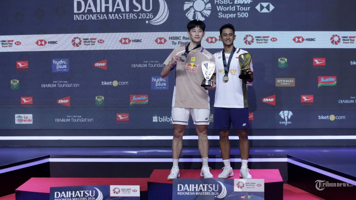 INDONESIA MASTERS 2026 - Ekspresi kegembiraan pebulu tangkis tunggal putra Indonesia Alwi Farhan berfoto dengan pebulu tangkis tunggal putra Tailan Panitchaphon Teeraratsakul pada babak final Daihatsu Indonesia Masters 2026 di Istora Senayan, Jakarta, Minggu (25/1/2026). Alwi Farhan berhasil menjuarai Indonesia Masters 2026 setelah menang dengan skor 21-5 dan 21-6. TRIBUNNEWS/IRWAN RISMAWAN