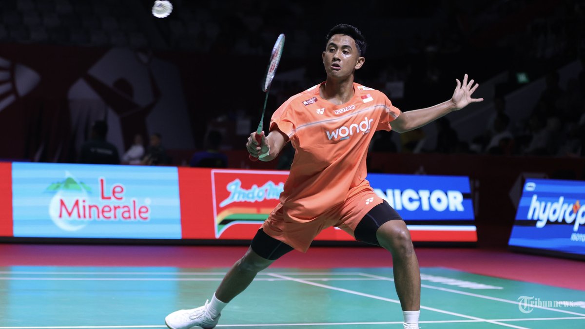 MENANG - Tunggal putra Indonesia, Alwi Farhan saat melawan tunggal India di ajang Polytron Indonesia Open 2026 di Istora Senayan, Jakarta, Selasa (2/6/2026), Alwi berhasil menyingkirkan wakil India, Lakshya Sen, dalam dua gim langsung 21-19, 21-16 untuk mengamankan tiket ke babak kedua.  TRIBUNNEWS/PBSI