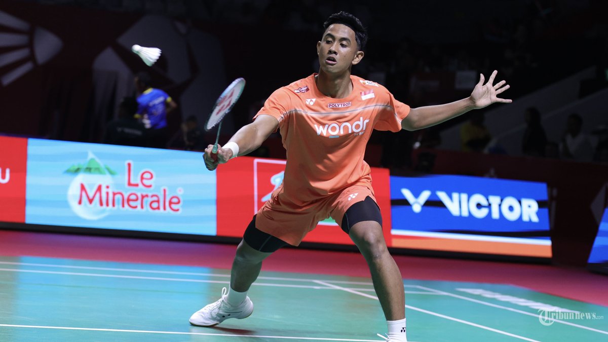 MENANG - Tunggal putra Indonesia, Alwi Farhan saat melawan tunggal India di ajang Polytron Indonesia Open 2026 di Istora Senayan, Jakarta, Selasa (2/6/2026), Alwi berhasil menyingkirkan wakil India, Lakshya Sen, dalam dua gim langsung 21-19, 21-16 untuk mengamankan tiket ke babak kedua.  TRIBUNNEWS/PBSI