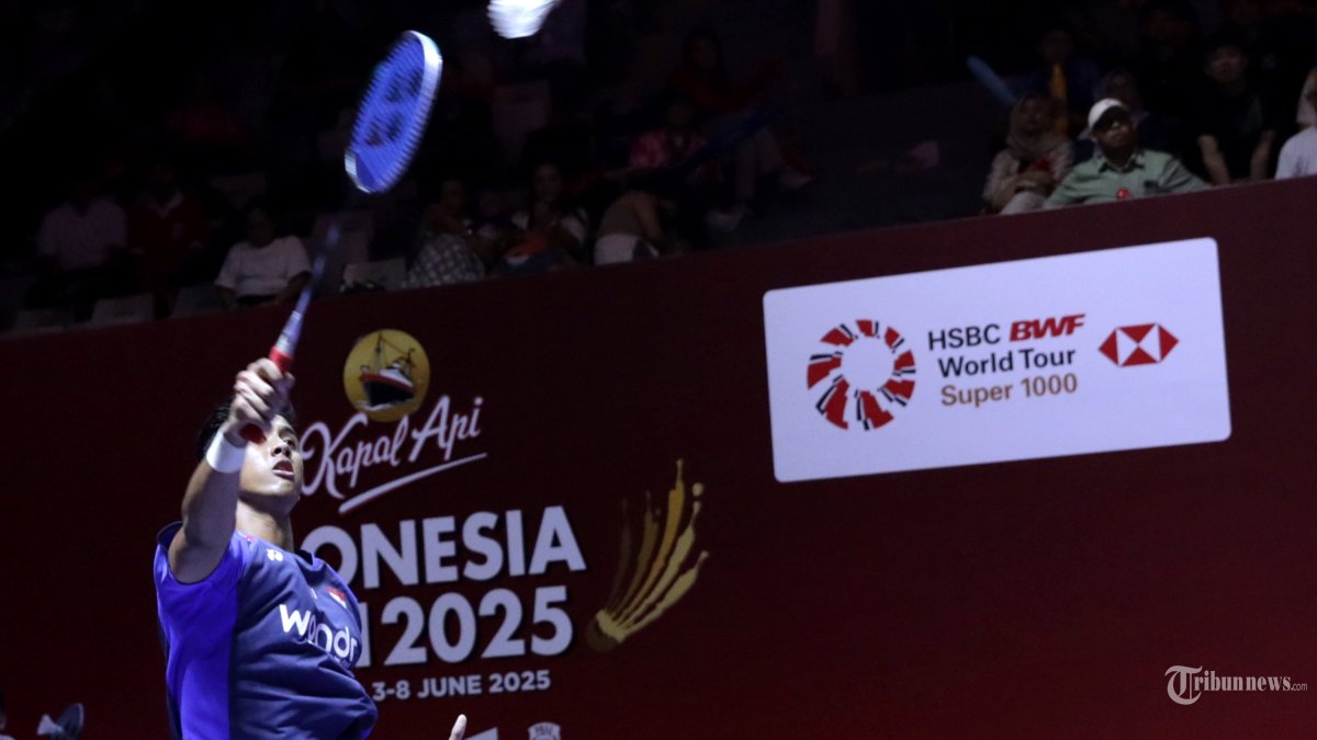 INDONESIA OPEN 2025 - Pebulu tangkis tunggal putra Indonesia Alwi Farhan mengembalikan kok ke arah pebulu tangkis tunggal putra India Prannoy H S pada babak 32 besar Kapal Api Indonesia Open 2025 di Istora Senayan, Gelora Bung Karno, Jakarta, Selasa (3/6/2025). Alwi Farhan melaju ke babak 16 besar setelah menang dengan skor 21-17 dan 21-18. TRIBUNNEWS/IRWAN RISMAWAN