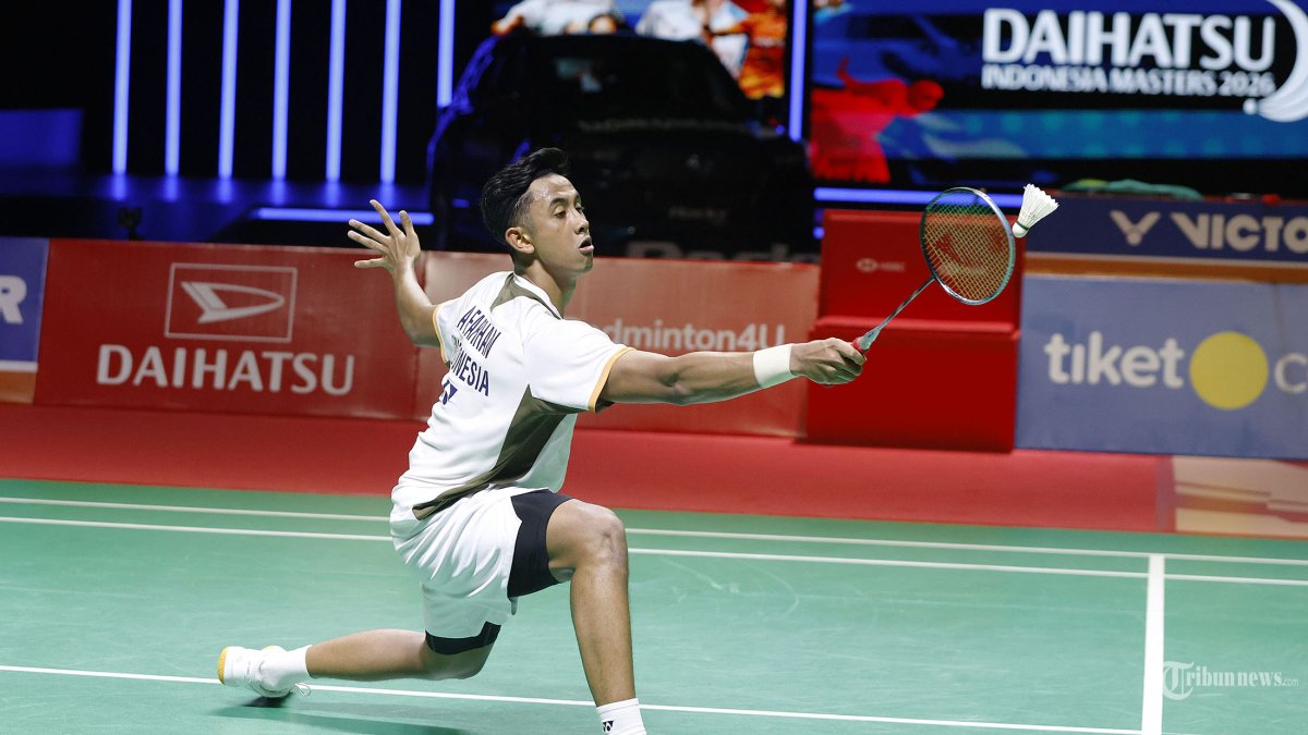 INDONESIA MASTERS 2026 - Pebulutangkis tunggal putra Indonesia Alwi Farhan bertanding melawan wakil Taiwan Chi Yu Jen pada babak 4 besar Indonesia Masters 2026 di Istora Senayan, Jakarta, Sabtu  (24/1/2026).  Alwi Farhan tampil atraktif saat mengalahkan wakil Taiwan Chi Yu Jen dengan skor 21-11, 21-12 di semifinal Indonesia Masters 2026. Tribunnews/Jeprima