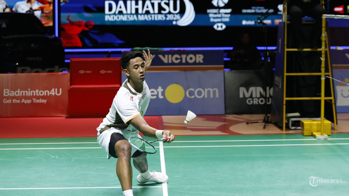 INDONESIA MASTERS 2026 - Pebulutangkis tunggal putra Indonesia Alwi Farhan bertanding melawan wakil Taiwan Chi Yu Jen pada babak 4 besar Indonesia Masters 2026 di Istora Senayan, Jakarta, Sabtu  (24/1/2026).  Alwi Farhan tampil atraktif saat mengalahkan wakil Taiwan Chi Yu Jen dengan skor 21-11, 21-12 di semifinal Indonesia Masters 2026. Tribunnews/Jeprima