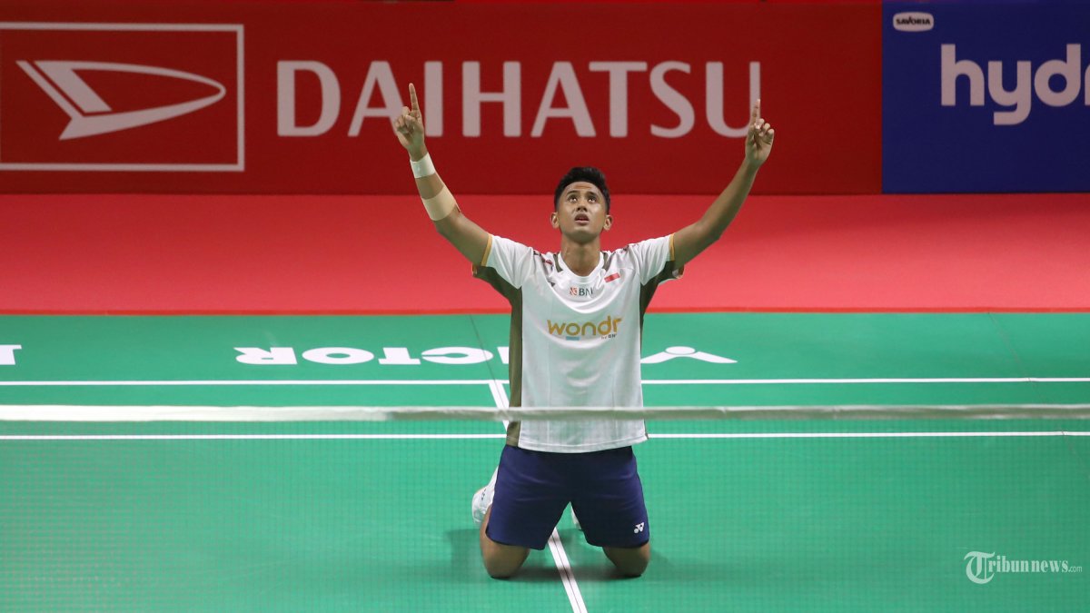 INDONESIA MASTERS 2026 - Selebrasi pebulu tangkis tunggal putra Indonesia Alwi Farhan usai mengalahkan lawannya asal Thailand, Panitchaphon Teeraratsakul pada babak final Daihatsu Indonesia Masters 2026 di Istora Senayan, Jakarta, Minggu (25/1/2026). Alwi menjadi juara turnamen tersebut setelah menang dengan skor 21-5, 21-6.
TRIBUNNEWS/HERUDIN