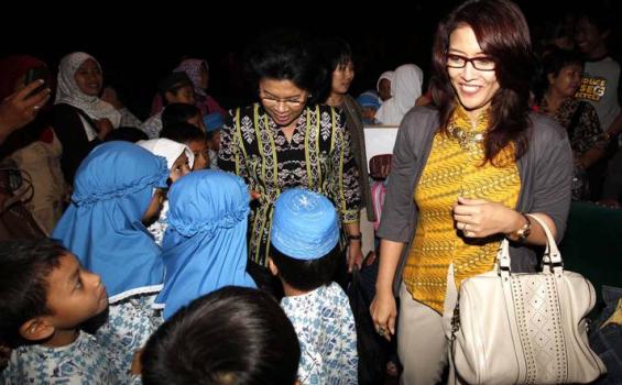 Linda Gumelar dan 250 Anak Yatim Nonton Ambilkan Bulan