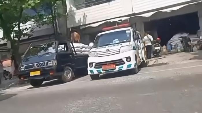 TANGKAPAN LAYAR - Warga Kabupaten Kotawaringin Timur (Kotim) dihebohkan dengan beredarnya video sebuah ambulans berpelat merah milik RSUD Parenggean yang diduga disalahgunakan untuk kepentingan pribadi, Senin (13/10/2025).
