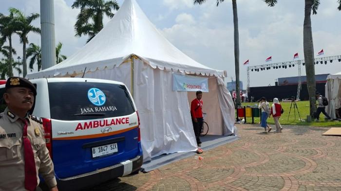 AMBULANS GRATIS - Ambulans disiagakan di Posko Kesehatan Pesta Rakyat di kawasan Monumen Nasional (Monas), Jakarta Pusat, Minggu(17/8/2025).