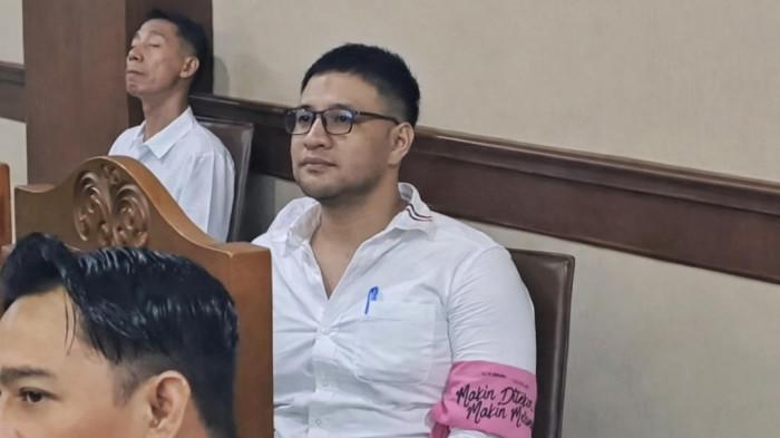 SIDANG NARKOBA - Ammar Zoni, terdakwa kasus peredaran narkoba di lapas, berlangsung di Pengadilan Negeri Jakarta Pusat, Kamis (12/2/2026). Ia mengenakan slayer warna pink bertuliskan 