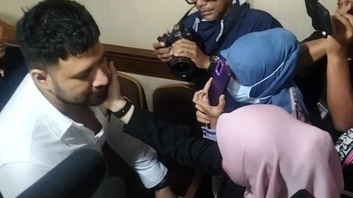 SURAT PUTUS - Ammar Zoni dan Kamelia bertemu di Pengadilan Negeri Jakarta Pusat, Kamis (12/3/2026). Kamelia mengonfirmasi soal surat putus dari Ammar yang ternyata tidak ditulis oleh Ammar.