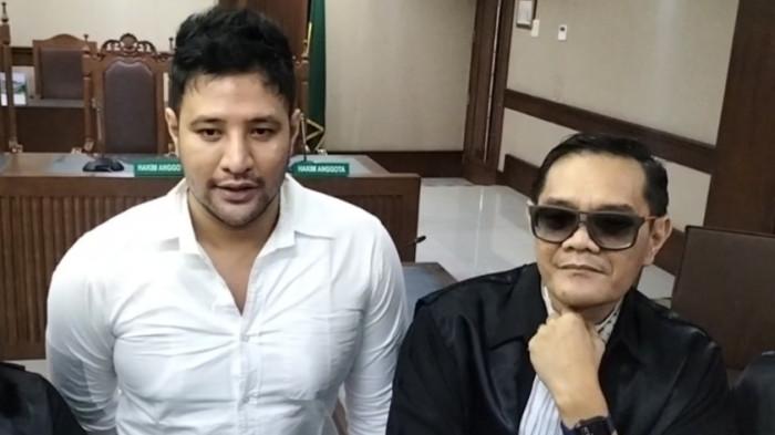 GELISAH - Ammar Zoni dan kuasa hukumnya, Jon Mathias usai sidang duplik di Pengadilan Negeri Jakarta Pusat, Kamis (16/4/2026). Ia mengaku gelisah jelang sidang vonis pekan depan. Ada ketakutan dalam benaknya jika harus menjalani sisa hukuman di Nusakambangan.
