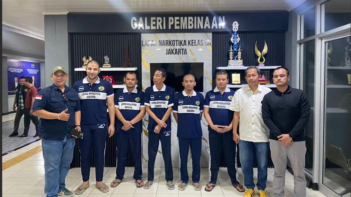 AMMAR ZONI DIPINDAHKAN - Terdakwa kasus narkotika, Ammar Zoni bersama empat orang lainnya dipindahkan dari Lapas Nusakambangan ke Lapas Narkotika Jakarta, Sabtu (13/12/2025). Pemindahan ini dilakukan sementara selama Ammar dkk menjalani proses sidang kasus narkotika di Pengadilan Negeri Jakarta Pusat.