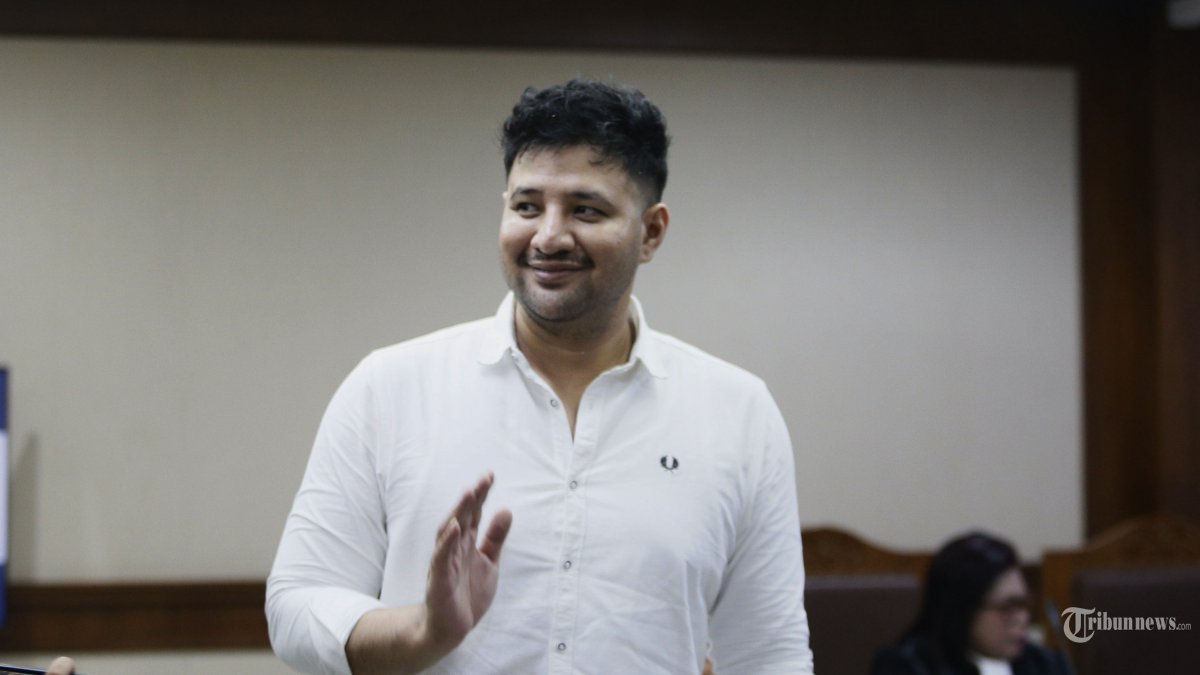 AMMAR ZONI - Terdakwa kasus dugaan jual beli narkotika di dalam Rutan Salemba Muhammad Akbar alias Ammar Zoni menjalani sidang putusan di Pengadilan Negeri Jakarta Pusat, Jakarta, Kamis (23/4/2026). Majelis hakim memvonis Ammar Zoni dengan pidana penjara selama tujuh tahun dan denda Rp1 miliar subsider 190 hari kurungan. TRIBUNNEWS/IRWAN RISMAWAN