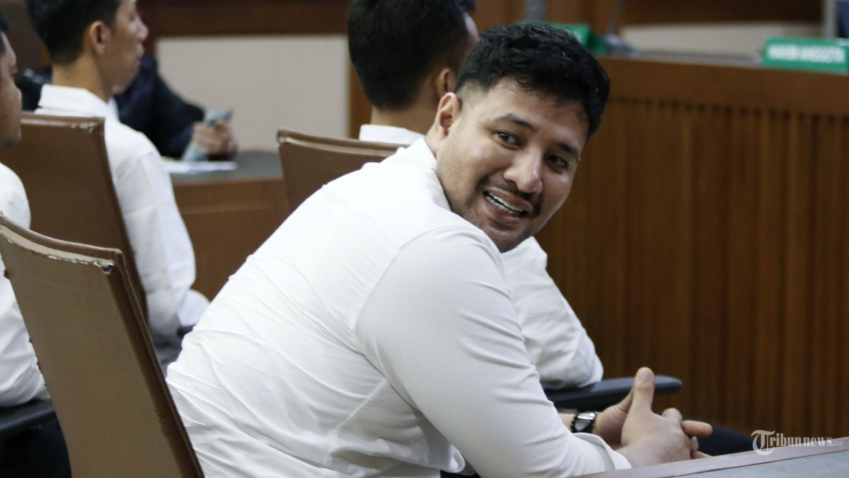 AMMAR ZONI - Terdakwa kasus dugaan jual beli narkotika di dalam Rutan Salemba Muhammad Akbar alias Ammar Zoni menjalani sidang putusan di Pengadilan Negeri Jakarta Pusat, Jakarta, Kamis (23/4/2026). Majelis hakim memvonis Ammar Zoni dengan pidana penjara selama tujuh tahun dan denda Rp1 miliar subsider 190 hari kurungan. TRIBUNNEWS/IRWAN RISMAWAN