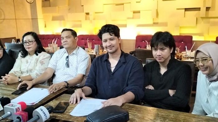 KELUARGA AMMAR - Aditya Zoni dan Panji Zoni, bersama Jon Mathias selaku kuasa hukum Ammar Zoni dalam jumpa pers di kawasan Tanah Abang, Jakarta Pusat, Rabu (13/5/2026). Mereka buka suara soal dualisme kuasa hukum yang sama-sama mengaku memberi pembelaan terhadap Ammar dalam kasus peredaran narkoba di Lapas Salemba.