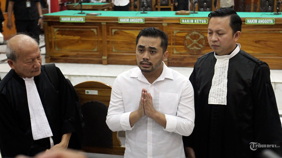 BEBAS - Terdakwa Amsal Sitepu (tengah) bersama kuasa hukumnya memberikan keterangan seusai mengikuti sidang putusan perkara dugaan korupsi pengerjaan video profil desa, di Pengadilan Tipikor pada Pengadilan Negeri Medan, Rabu (1/4/2026). Dalam sidang putusan tesebut majelis hakim memvonis bebas kepada Amsal Sitepu. TRIBUN MEDAN/DANIL SIREGAR