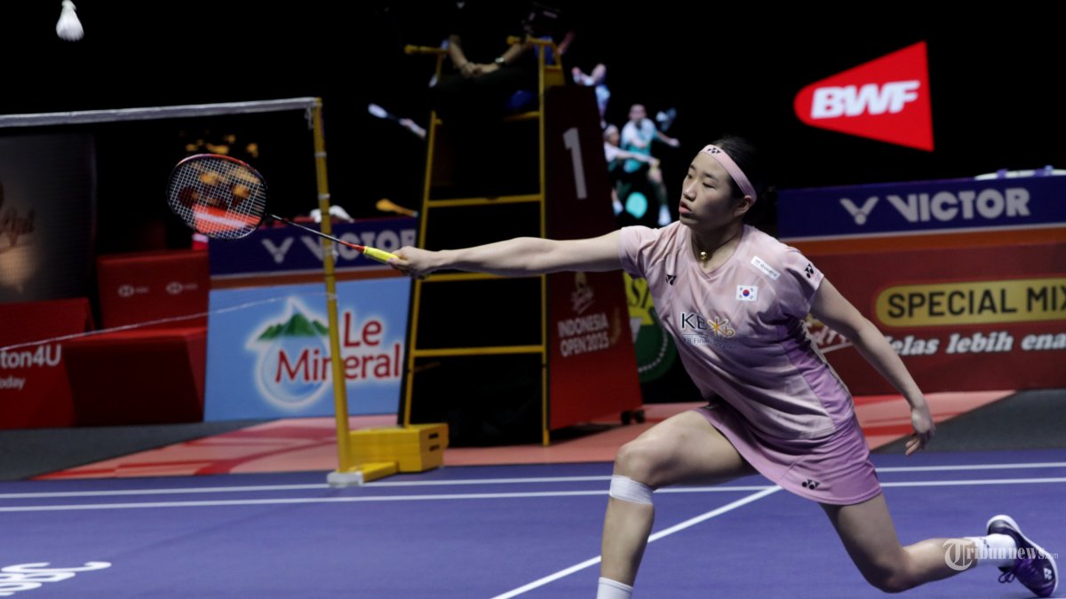 INDONESIA OPEN 2025 - Pebulu tangkis tunggal putri Korea Selatan An Se Young mengembalikan kok ke arah pebulu tangkis tunggal putri China Wang Zhi Yi pada babak final Kapal Api Indonesia Open 2025 di Istora Senayan, Gelora Bung Karno, Jakarta, Minggu (8/6/2025). An Se Young berhasil menjuarai Indonesia Open 2025 usai menang dengan skor 13-21, 21-19 dan 21-15. TRIBUNNEWS/IRWAN RISMAWAN
