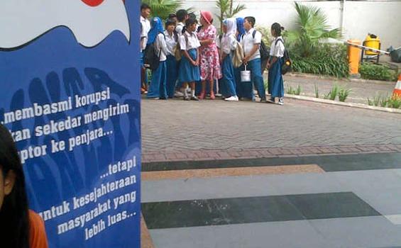 Murid SD Ikut Sumbang Koin ke KPK