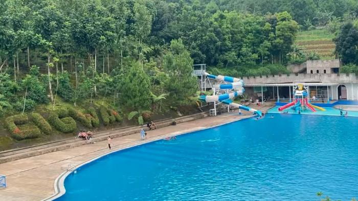Anak-anak bermain di kolam mata air alami terbesar di Cigwa Wisata, Puncak Bogor