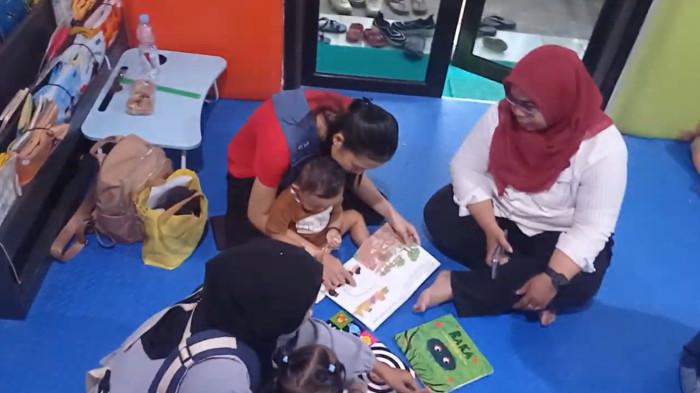 PENGEMBANGAN USIA DINI - Kegiatan Bermain Bersama anak Kelompok Bintang Pijar umur 12-24 bulan di Rumah Anak SIGAP Bandarharjo, Semarang, Rabu (12/11/2025)