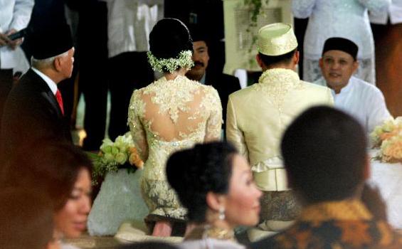 Yuk, Ngintip Busana Pengantin Anang-Ashanty dari Belakang