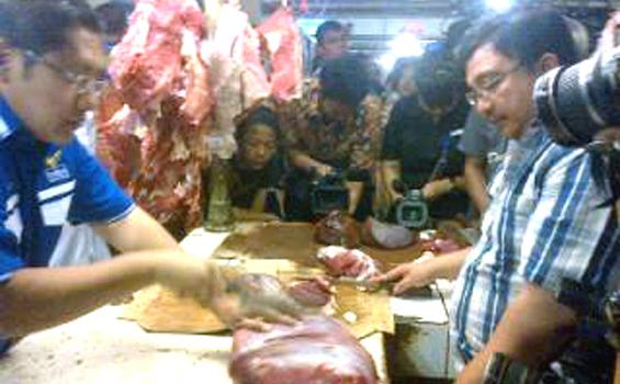 Anas Sidak Sekaligus Belanja di Pasar Klender