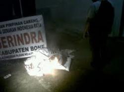 Adik Dinonjobkan Ketua DPC Bone Bakar Atribut Gerindra