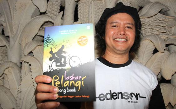 Andrea Hirata Diminta Tanda Tangani Novel Laskar Pelangi, Eh, Ternyata Bajakan