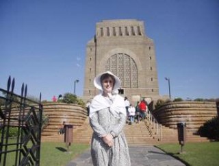 Wanita Aneh di Monumen Pretoria