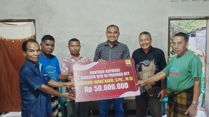 BANTUAN ASPIRASI - Senator dari Provinsi Nusa Tenggara Timur (NTT) Angelius Wake Kako menyerahkan bantuan aspirasi sebagai anggota DPD RI kepada umat Lingkungan Woloora, Paroki Kombandaru, Keuskupan Agung Ende untuk pembangunan rumah ibadah pada Sabtu, 2 Agustus 2025