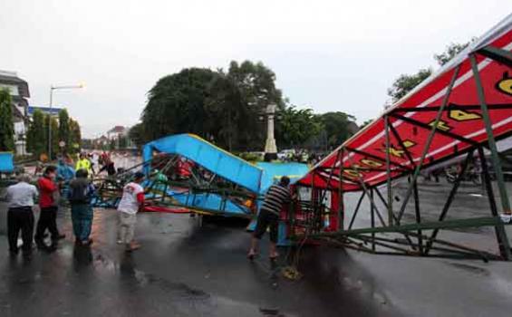 Angin Kencang Robohkan Gapura Imlek