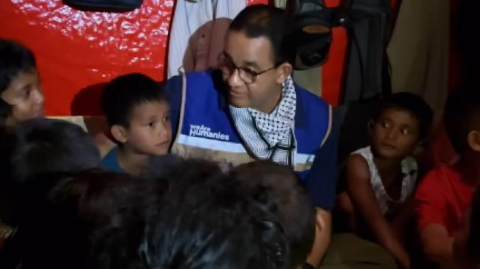 ANIES DAN DONGENG - Mantan Gubernur DKI Jakarta sekaligus eks Calon Presiden Anies Baswedan mendongeng di tenda pengungsian anak korban banjir Aceh Tamiang, Aceh, Selasa malam (9/12/2025). Cerita dongengnya mengundang tawa anak-anak sekaligus menyampaikan pesan jujur.