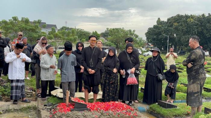 KABAR DUKA - Anji Manji berduka. Siti Sundari binti Istadimitro Diharjo, meninggal dunia. Jenazah almarhumah dimakamkan di TPU Mangunjaya, Bekasi Timur, Jumat (27/3/2026).