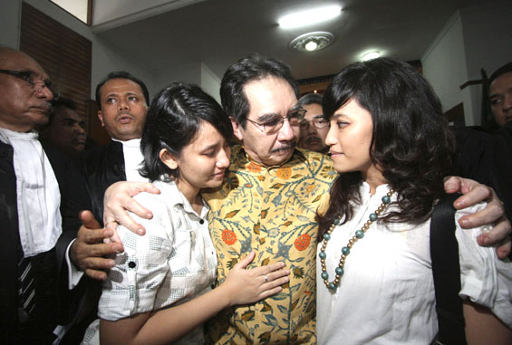 Kuasa Hukum Antasari Azhar Sambangi Mabes Polri
