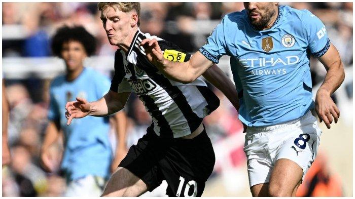 GORDON - Pemain Manchester City, Mateo Kovacic (kanan) berduel dengan pemain Newcastle United, Anthony Gordon (kiri) di pertandingan antara Newcastle United vs Manchester City di lanjutan Liga Inggris, Sabtu (28/9/2024).