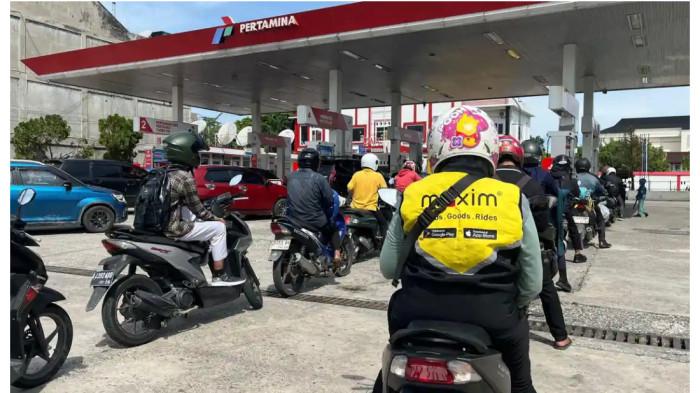ANTRE BELI PERTALITE - Sejumlah pengendara sepeda motor antre mengisi Pertalite di SPBU Jalan Soekarno-Hatta, Kota Pekanbaru Rabu (10/6/2026) pagi. BBM jenis Pertalite diserbu warga pasca pengumuman kenaikan harga Pertamax oleh Pertamina.