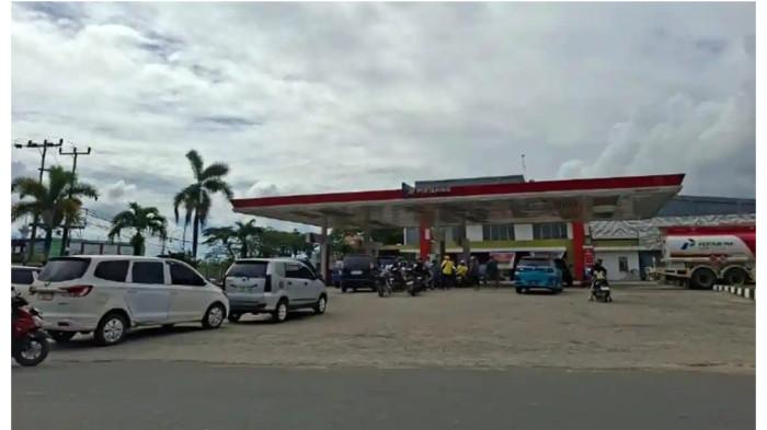 ANTRE BELI PERTALITE - Antrean mobil untuk membeli Bahan Bakar Minyak (BBM) jenis Pertalite di Stasiun Pengisian Bahan Bakar untuk Umum (SPBU) Rabam, Jl Jend Ahmad Yani, Kelurahan Bende, Kecamatan Kadia, Kota Kendari, Sulawesi Tenggara, Rabu (10/06/2026) pagi pukul 09.30 WITA. Harga Pertamax naik mencapai Rp4.050 per liter, dari Rp12.600 per liter menjadi Rp16.650 per liter.