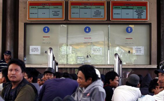 Stasiun Pasar Senen Mulai Dipadati Pemudik