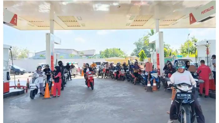ANTREAN PERTALITE - Puluhan sepeda motor dan mobil mengantre mengisi bahan bakar di SPBU Kalabbirang, Kabupaten Takalar, Rabu (10/6/2026). Antrean panjang juga terlihat pada jalur pengisian Pertalite dan Pertamax yang dipadati masyarakat sejak pagi hari.