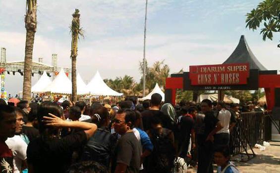 Protes Penonton Guns N Roses Mulai Mencuat, Terlalu Lama Antri Masuk