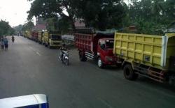 Antrean Truk Beli Solar Hingga 1,5 Kilometer