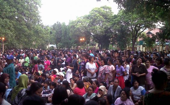 Tunggu Pembagian Daging, Warga Menyemut di Masjid Sunda Kelapa
