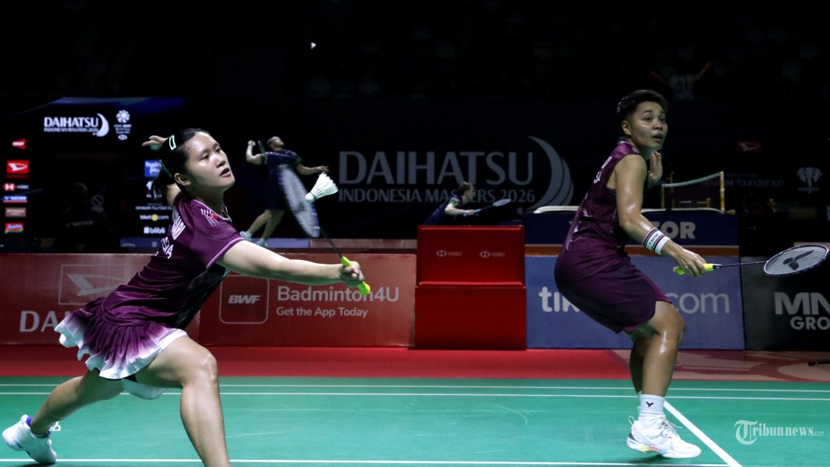 INDONESIA MASTERS 2026 - Pebulu tangkis ganda putri Indonesia Apriyani Rahayu dan Lanny Tria Mayasari mengembalikan kok ke arah pebulu tangkis ganda putri Hongkong Tsang Hiu Yan/Yeung Pui Lam saat babak 16 besar Daihatsu Indonesia Masters 2026 di Istora Senayan, Jakarta, Kamis (22/1/2026). Apriyani/Lanny melaju ke babak delapan besar setelah menang dua gim langsung 21-17, 21-18. TRIBUNNEWS/IRWAN RISMAWAN